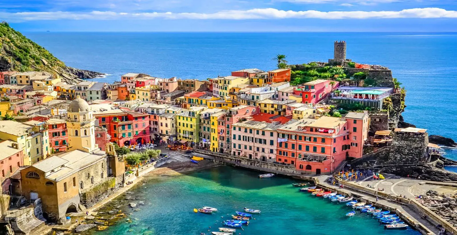 Vernazza, Cinque Terre — case colorate e porto sul mare