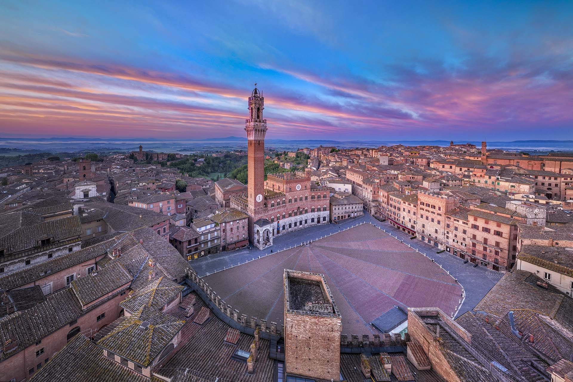 Piazza del Campo a Siena vista aerea al tramonto
